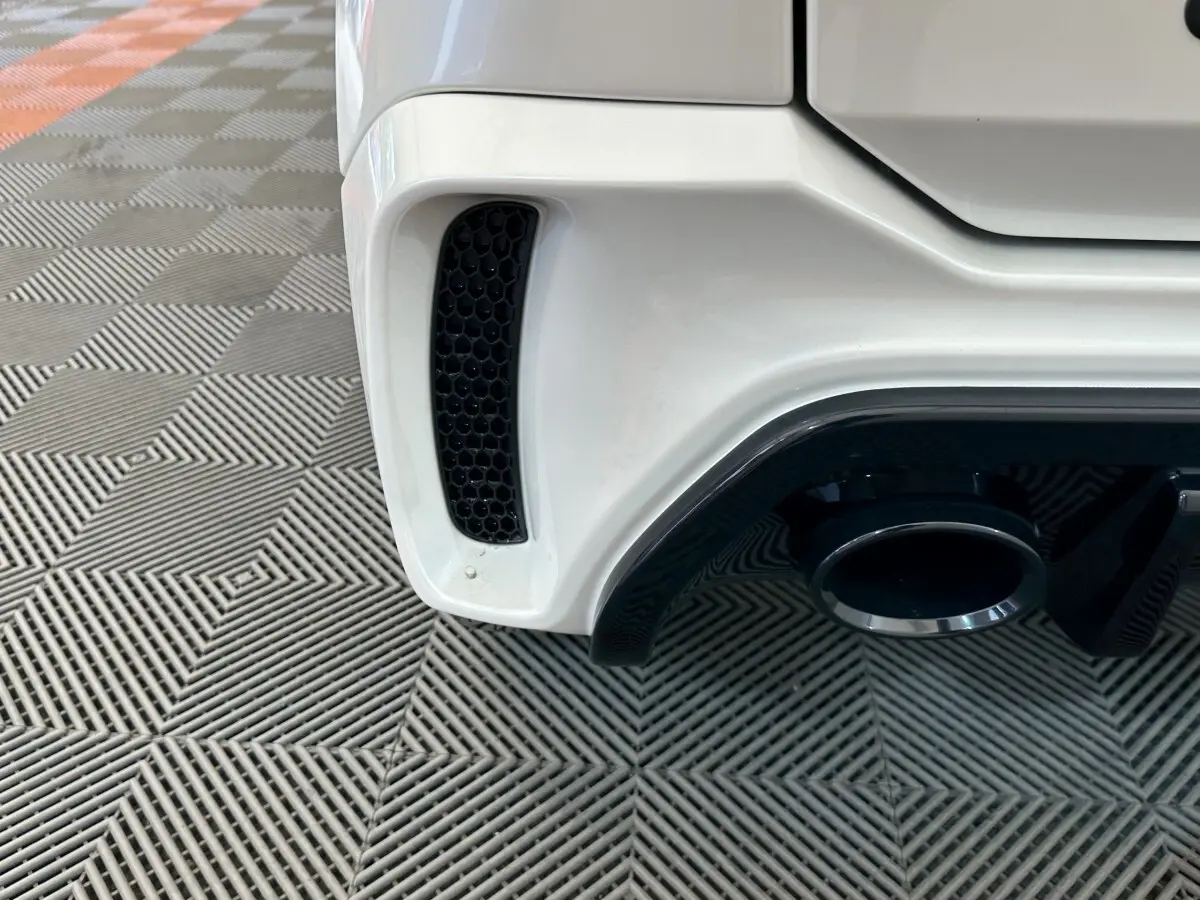 Gros plan sur l'échappement arrière droit blanc de l'AIXAM AMBITION 0.5 CITY GTO 2026 avec diffuseur noir.