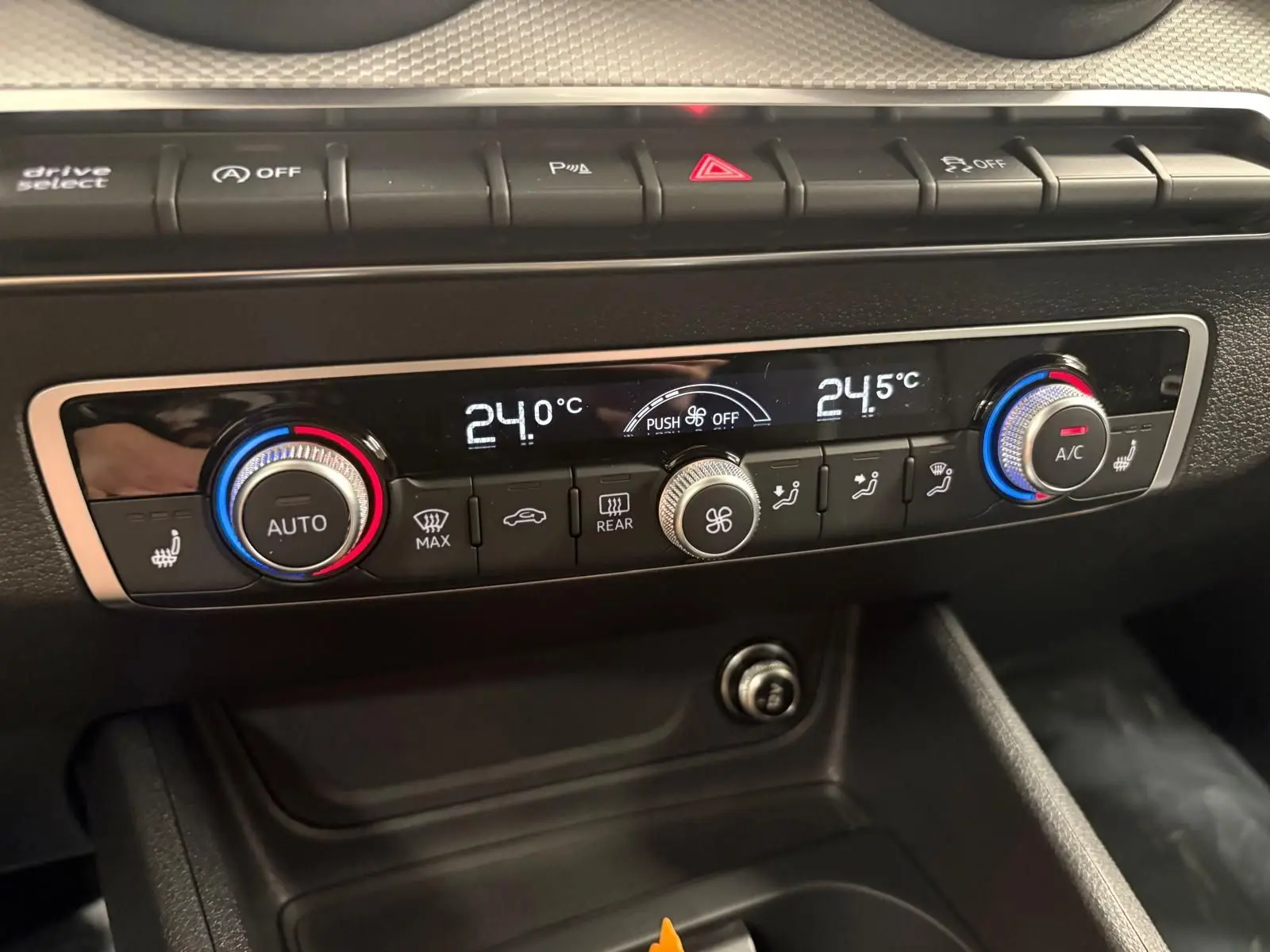 Gros plan sur la console de climatisation digitale de l'Audi Q2 35 TFSI S Line avec réglages de température à 24°C et 24,5°C.