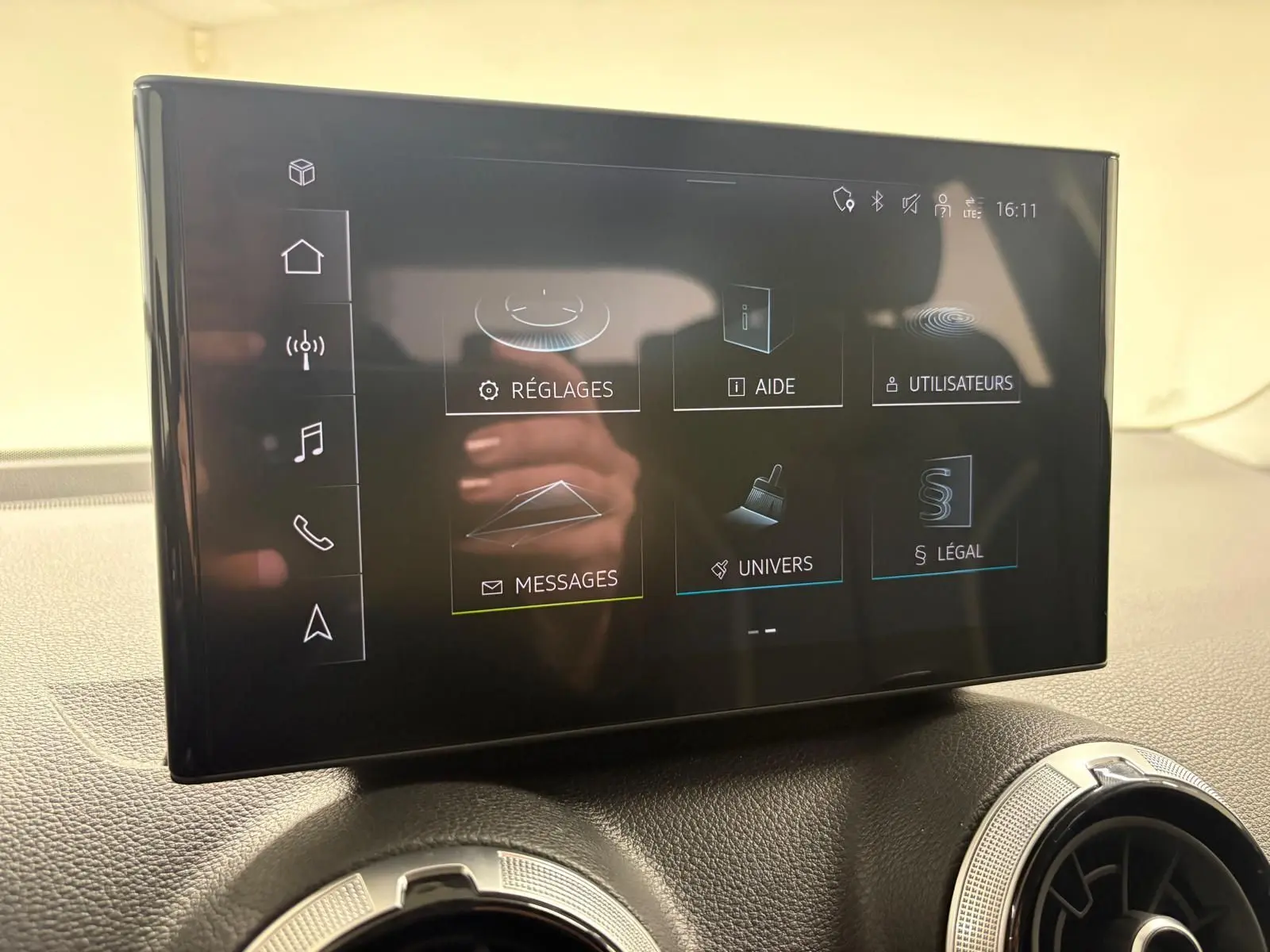 Vue de face de l'Audi Q2 35 TFSI S Line 2026 en Gris Daytona, mettant en valeur son design compact et moderne.