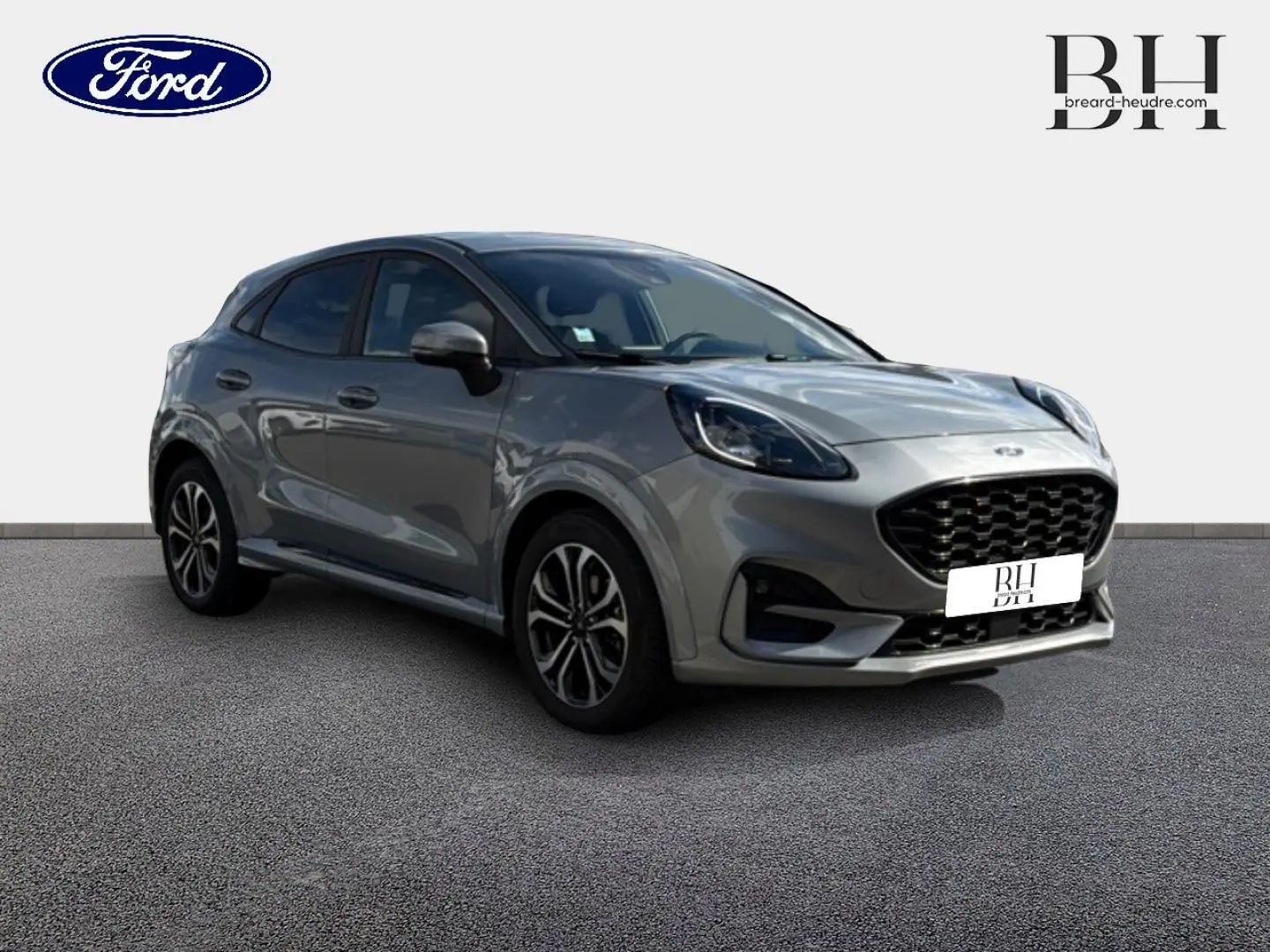 Ford Puma 2024 gris Solar métallisé en 3/4 avant droit, avec calandre noire et jantes distinctives ST-Line.