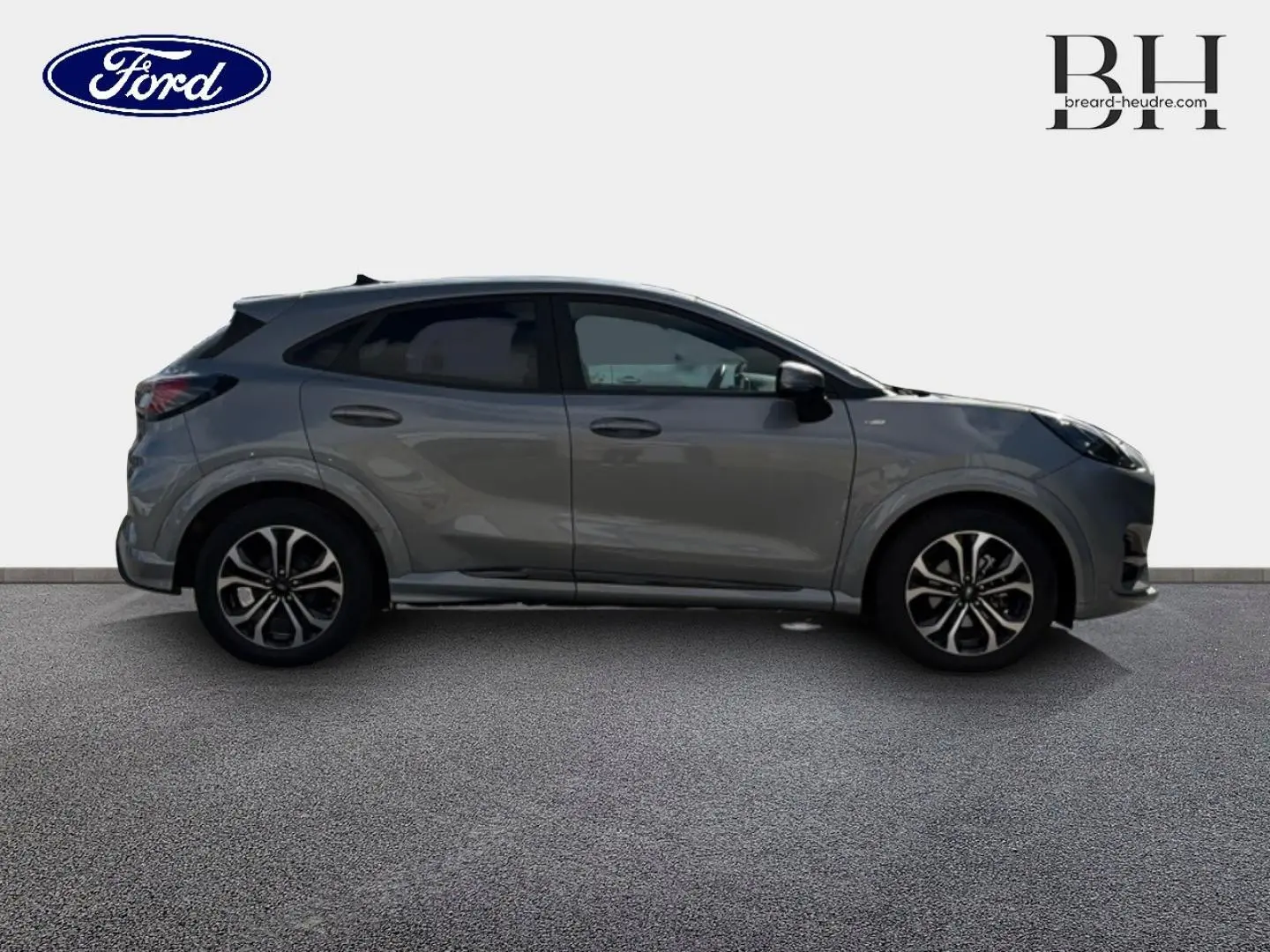 Vue de profil côté gauche du Ford Puma 2024 gris Solar métallisé avec jantes alliage et finition ST-Line.