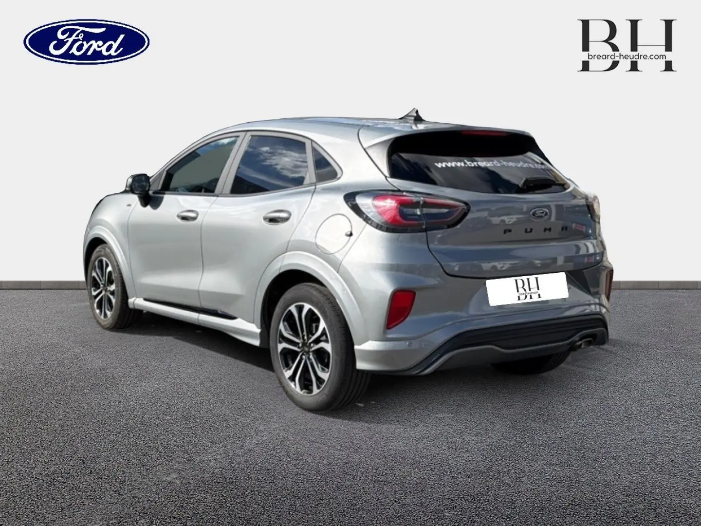 Vue 3/4 arrière droite du Ford Puma 2024 gris Solar Métallisé avec feux arrière LED et jantes alliage noires.