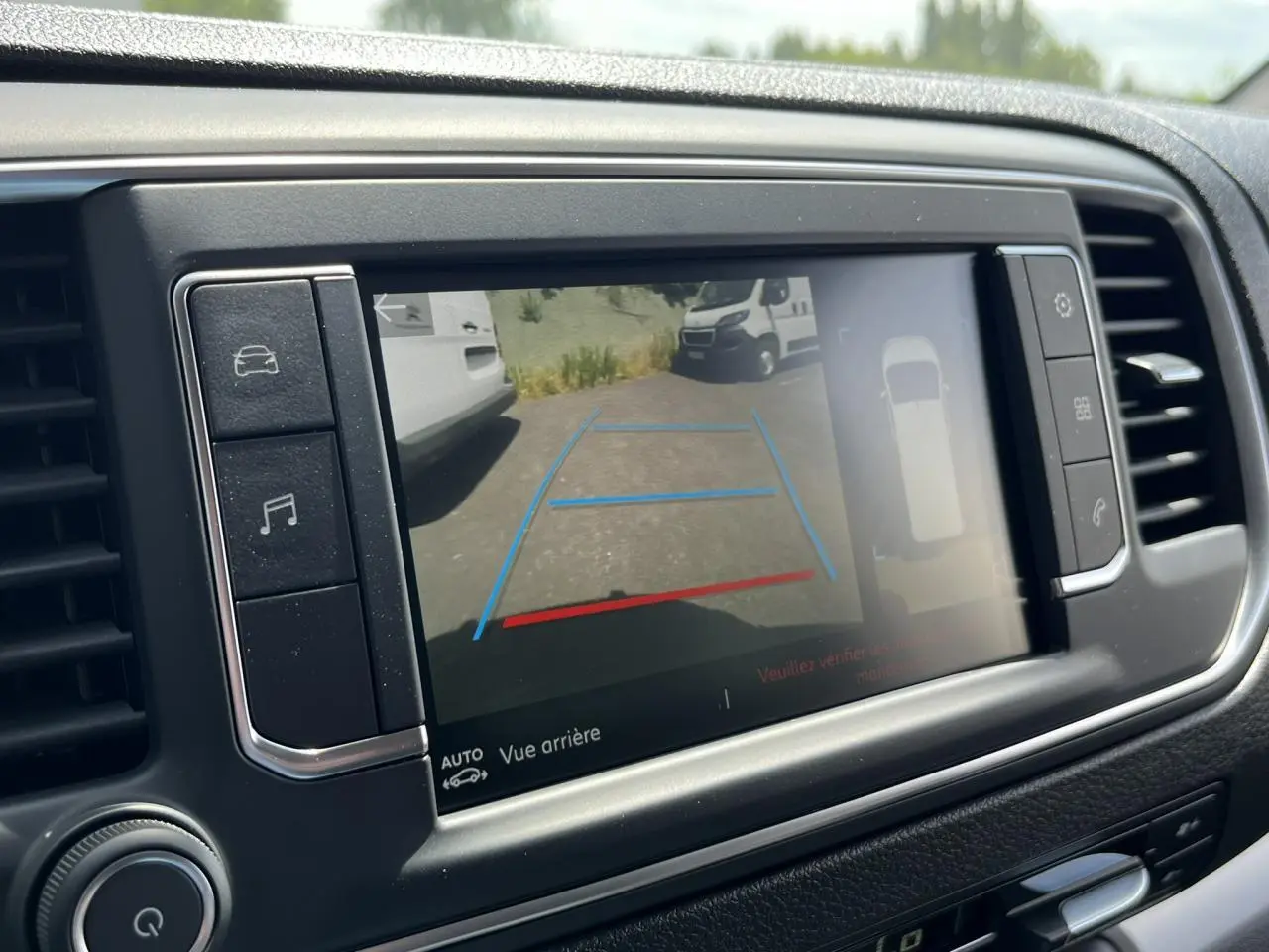 Écran central du Citroën Spacetourer XL noir Perla montrant la caméra de recul avec guidage dynamique.