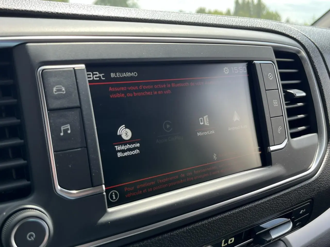 Écran tactile central du tableau de bord du Citroën Spacetourer XL noir, affichant les options Bluetooth et MirrorLink.