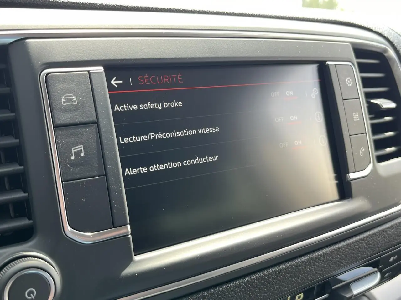 Écran tactile du système de sécurité du Citroën Spacetourer XL noir Perla, vue rapprochée de la console centrale.