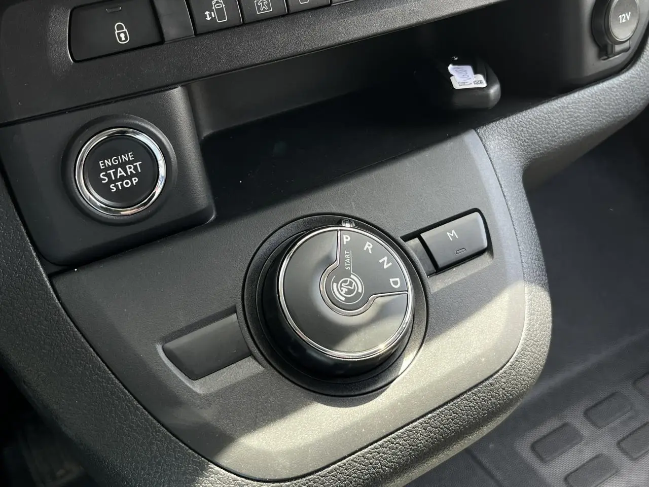 Vue rapprochée du sélecteur rotatif de boîte automatique et bouton start/stop du Citroën Spacetourer XL noir Perla.