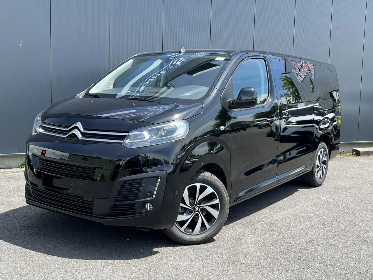 Citroën Spacetourer XL noir perla en 3/4 avant droit avec jantes alu diamantées et portes latérales vitrées électriques.
