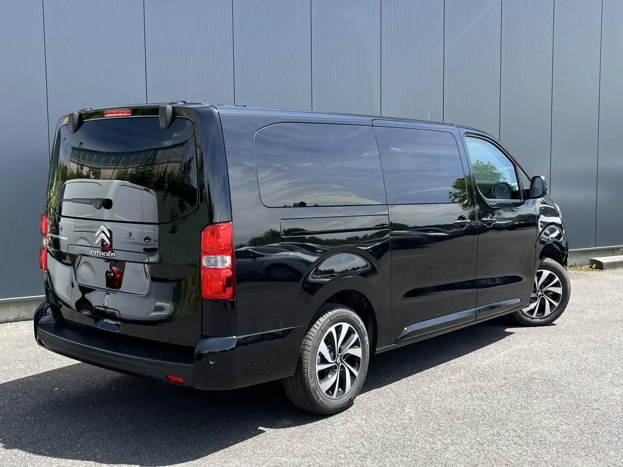 Vue 3/4 arrière droite du Citroën Spacetourer XL noir Perla avec portes latérales vitrées et jantes alu 17 pouces.