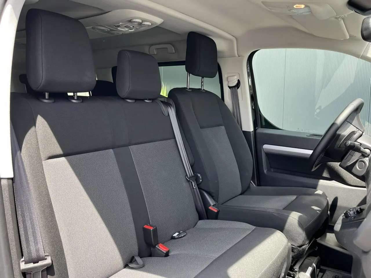 Vue latérale intérieure montrant les sièges avant noirs du Citroën Spacetourer XL 2024 côté conducteur.