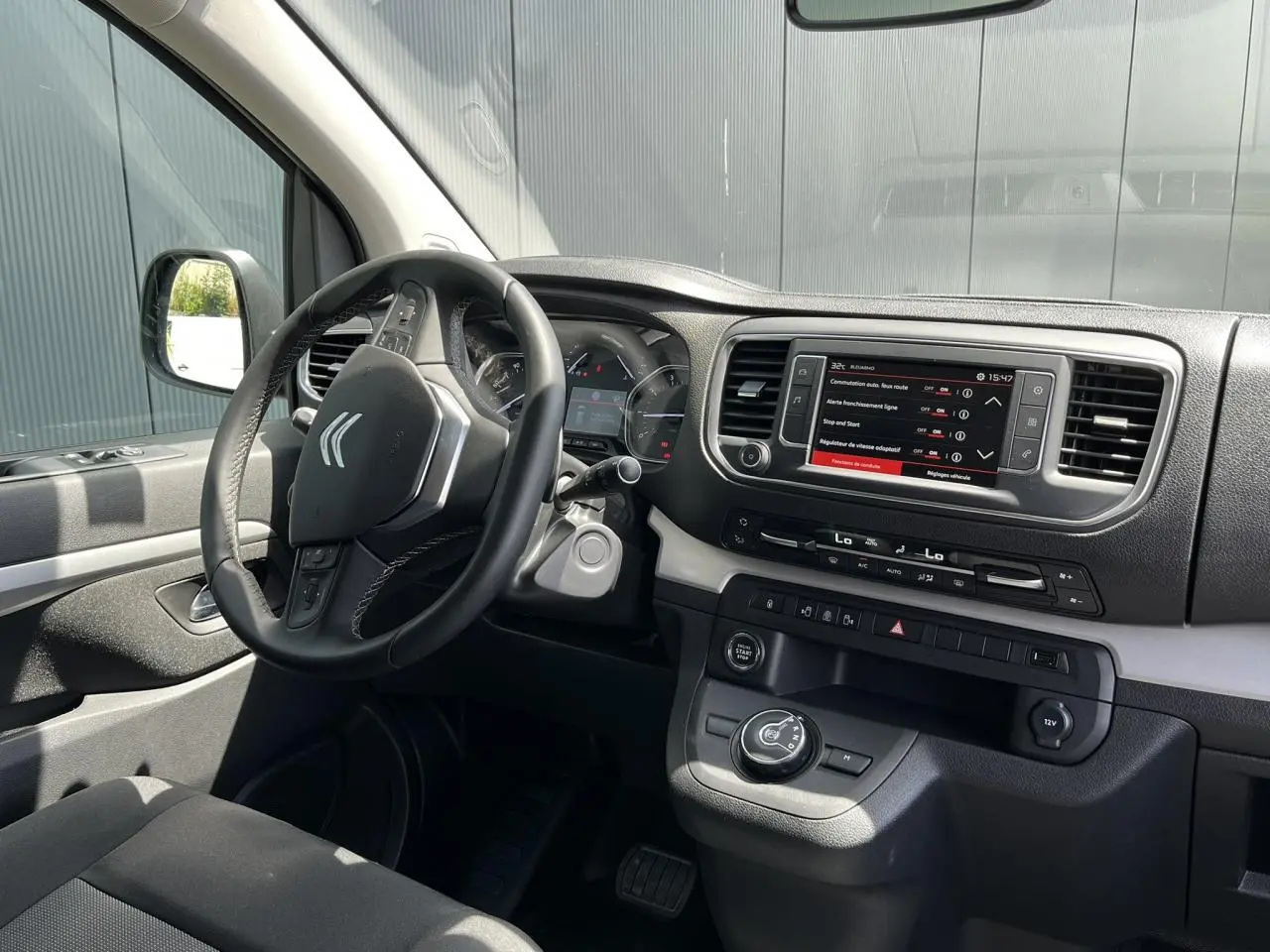 Intérieur du Citroën Spacetourer XL noir Perla 2024, vue côté conducteur sur tableau de bord et volant multifonction.