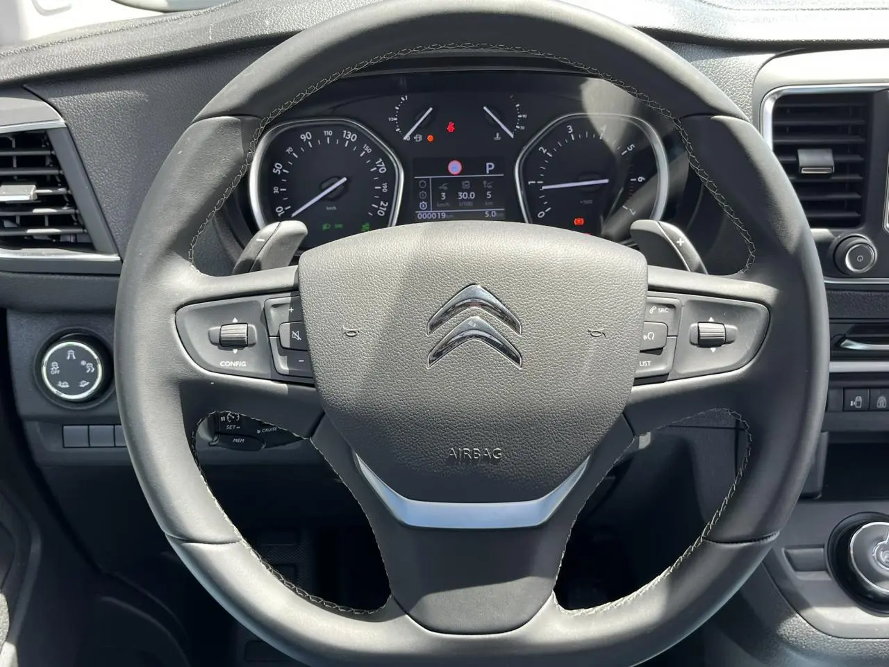 Volant en cuir multifonction de Citroën Spacetourer XL noir Perla, vue frontale sur le tableau de bord et compteurs numériques.