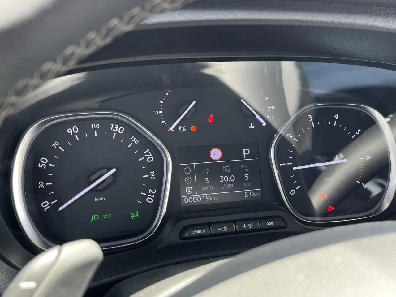 Vue rapprochée du tableau de bord du Citroën Spacetourer XL noir, affichant compteurs et écran digital.