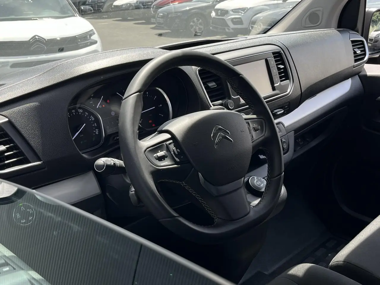 Intérieur du Citroën Spacetourer XL noir Perla, vue du poste de conduite avec volant cuir multifonction et écran central.