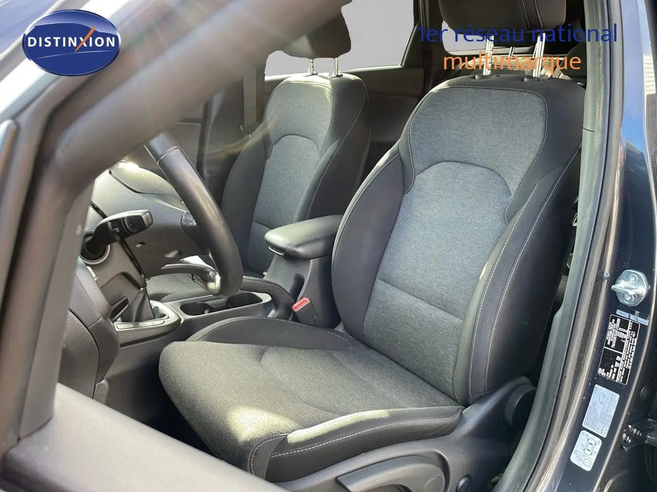 Intérieur de la Hyundai i30 SW 1.5T MHEV 160CH Play 2024, sièges tissu gris et noir côté conducteur ouvert.