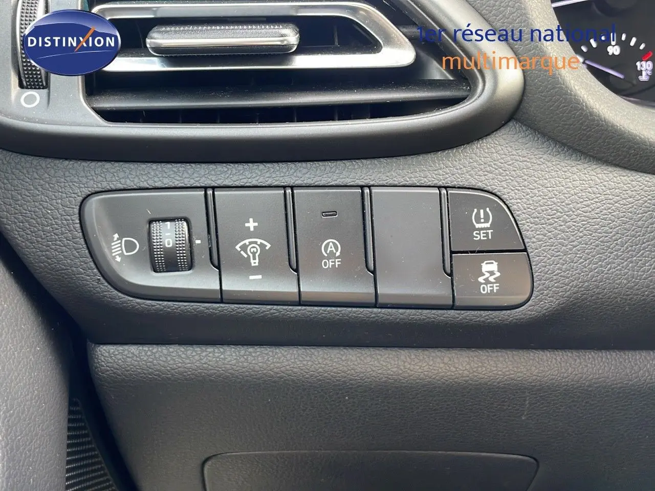 Gros plan sur les commandes de réglage d'éclairage et d'assistance de la Hyundai i30 SW 2024 en finition Dark Knight Metal.