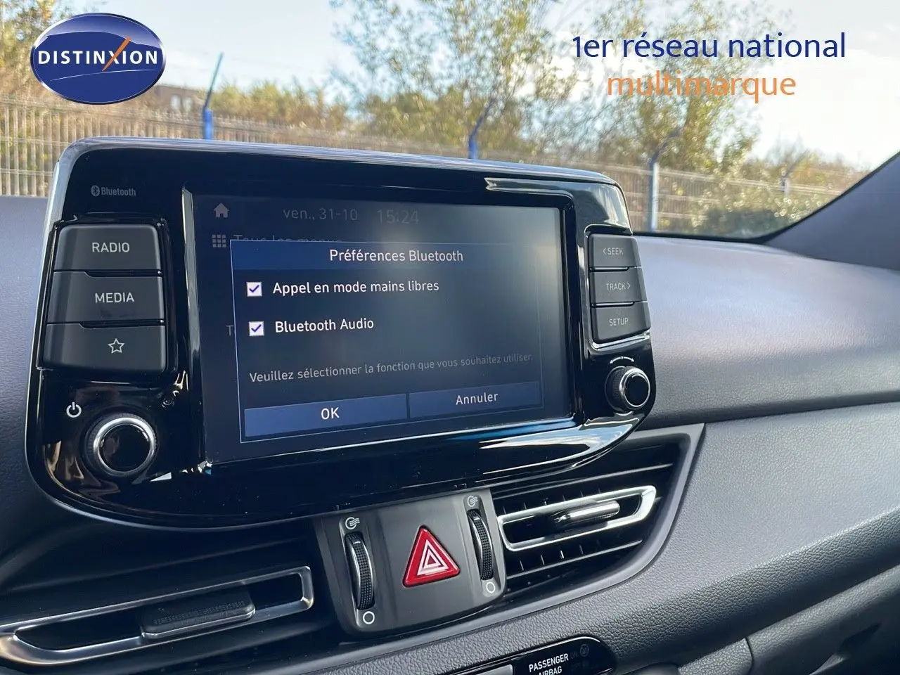 Tableau de bord de Hyundai i30 SW 2024 avec écran tactile affichant les préférences Bluetooth, ambiance intérieure gris noir.