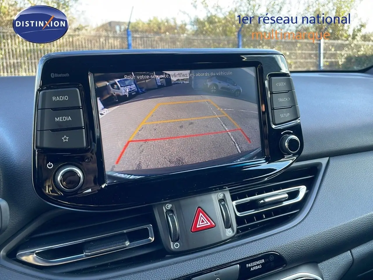 Écran central affichant la caméra de recul dans l'habitacle d'une Hyundai i30 SW 2024 couleur Dark Knight Metal.