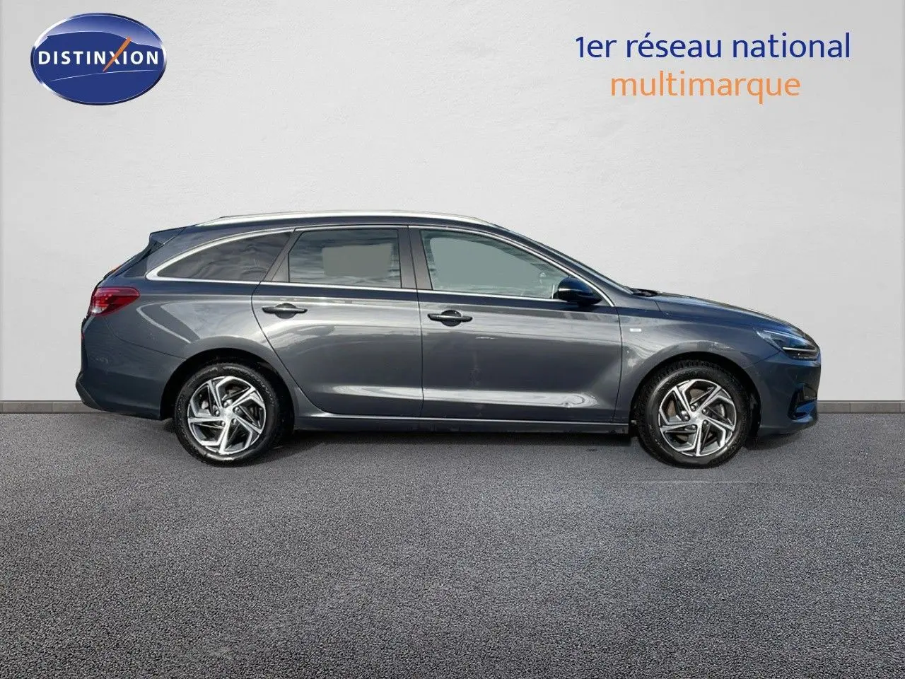 Profil droit de la Hyundai i30 SW 2024 en gris Dark Knight Metal, break compact aux lignes modernes et jantes alliage.