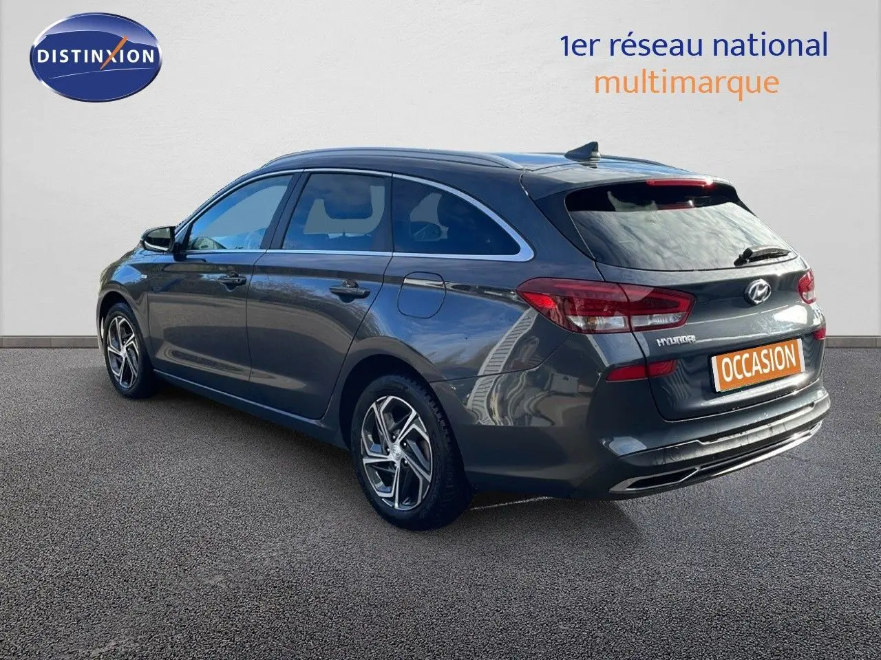 Hyundai i30 SW 2024 gris Dark Knight Metal vue 3/4 arrière droit, break compact avec jantes alliage modernes.