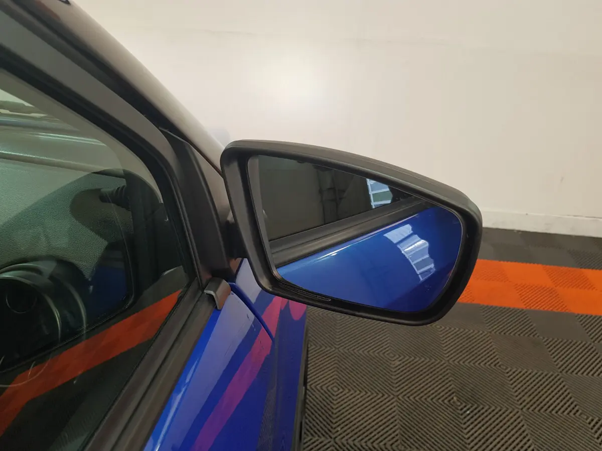 Gros plan sur le rétroviseur caméra côté conducteur d'une Aixam Ambition 0.5 City Sport bleu, vue latérale gauche.