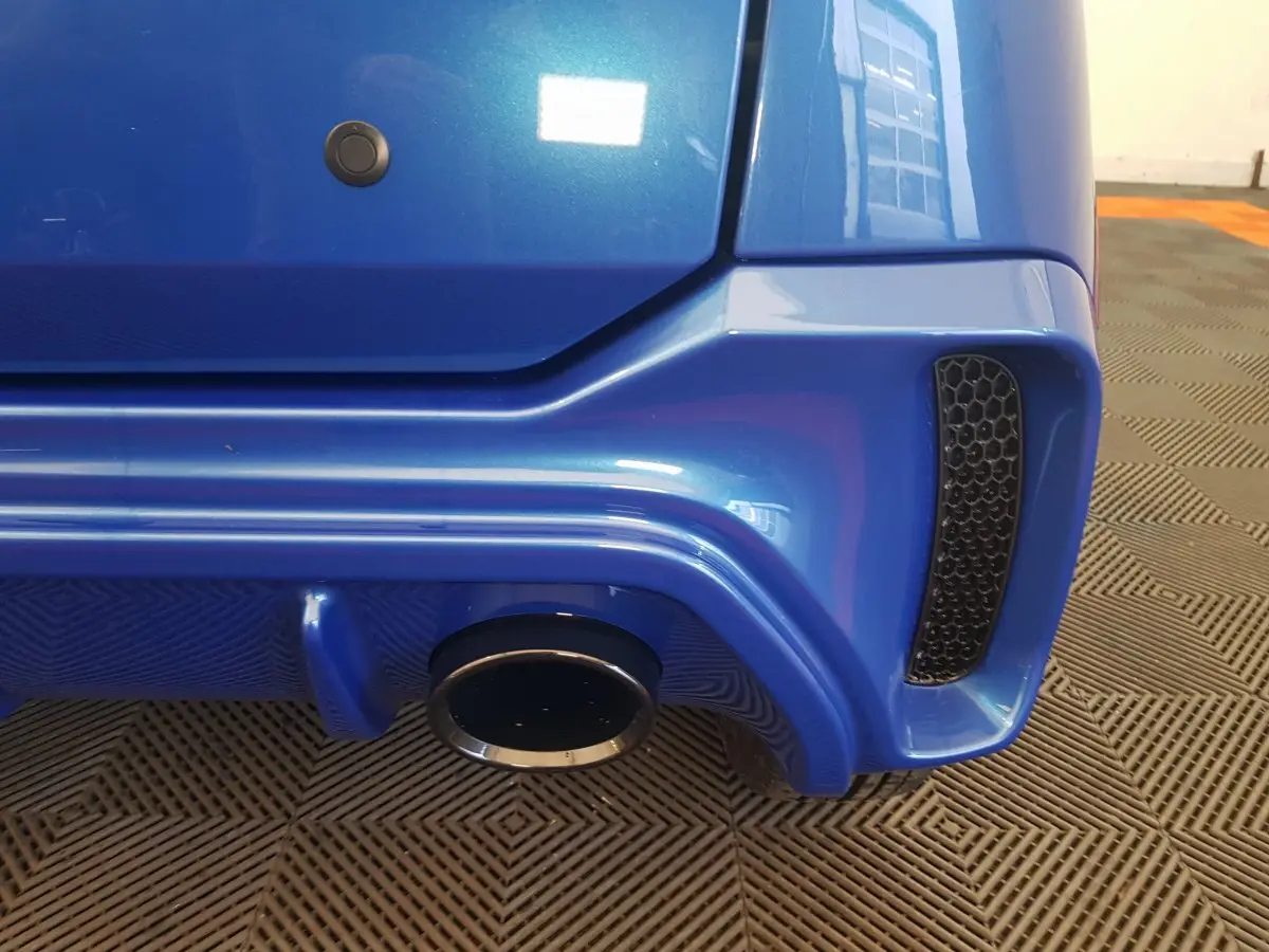 Gros plan sur l'arrière droit bleu de l'AIXAM AMBITION 0.5 CITY SPORT 2026 avec sortie d'échappement et diffuseur.
