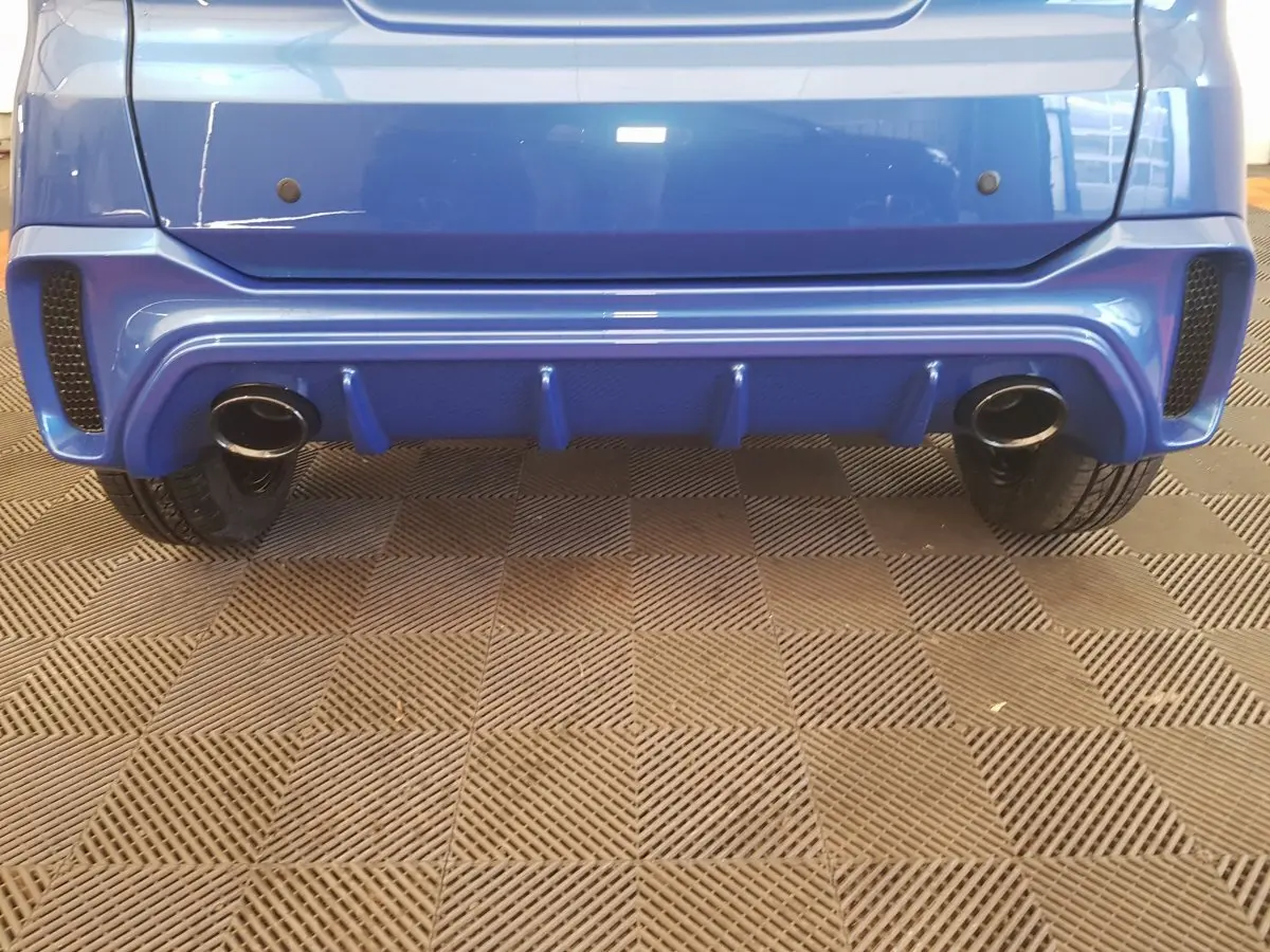 Vue rapprochée de l’arrière bleu de l’AIXAM AMBITION 0.5 CITY SPORT 2026 avec double sortie d’échappement noire.