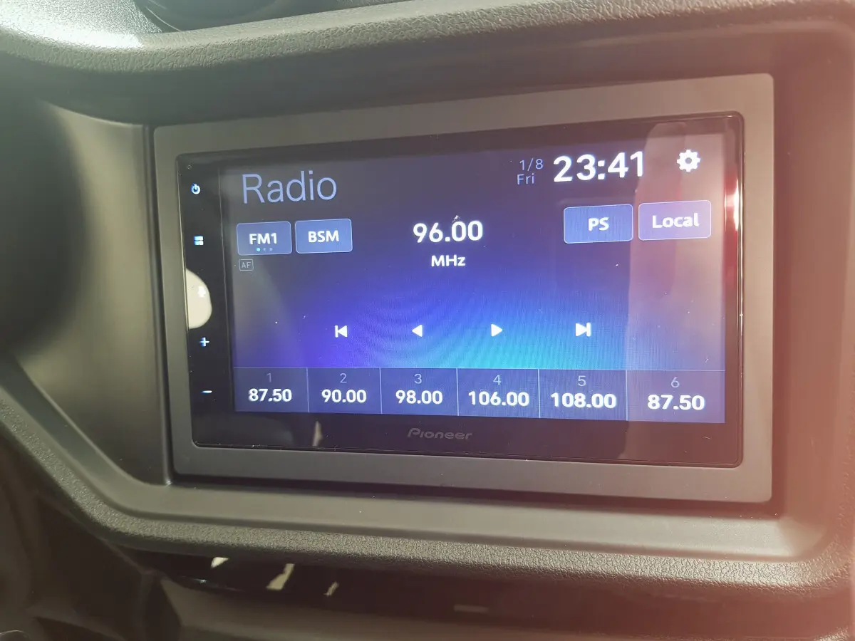 Écran tactile de la radio Pioneer dans l'habitacle de l'AIXAM AMBITION 0.5 CITY SPORT, affichant fréquence 96 MHz.