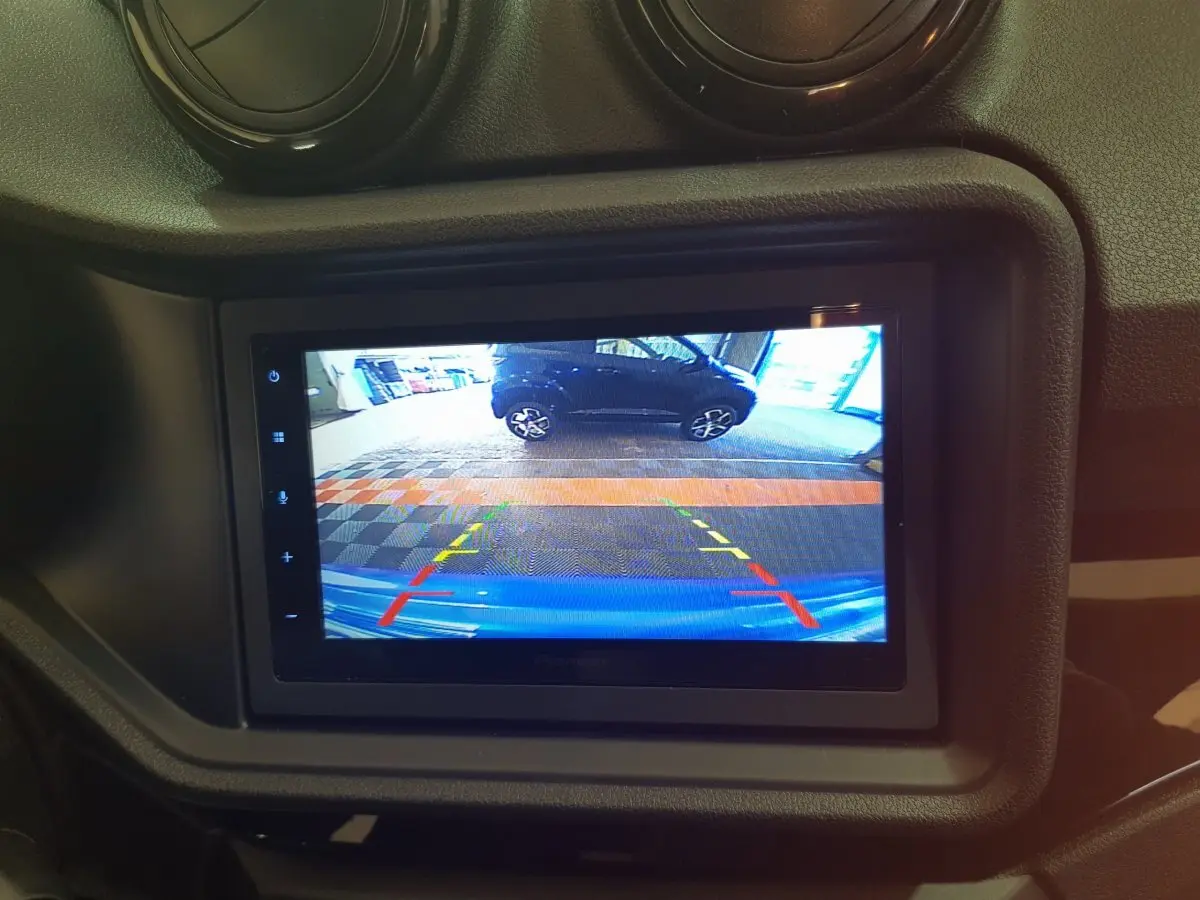 Vue de l'écran intérieur montrant la caméra de recul côté conducteur d'une Aixam Ambition bleu 2026.