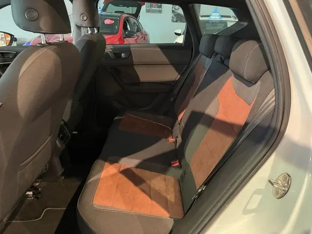 Vue intérieure côté droit des sièges arrière en tissu noir et brun du SEAT Ateca blanc Nevada de 2017.