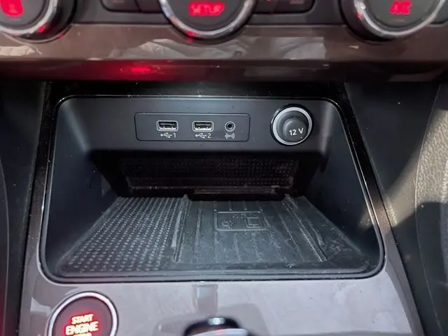 Prise USB, prise jack et allume-cigare 12V sur la console centrale d'un SEAT Ateca blanc Nevada 2017.