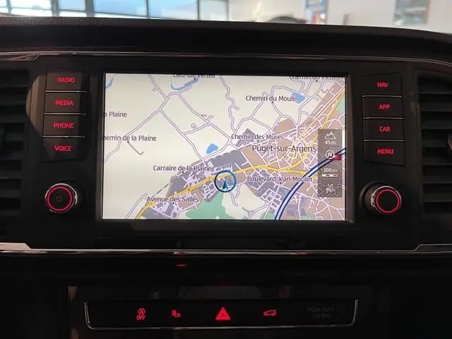 Écran de navigation tactile du tableau de bord d'une SEAT ATECA 2017 affichant une carte de Puget-sur-Argens.