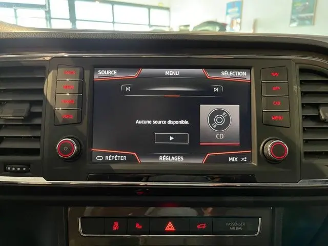 Écran tactile central du tableau de bord du SEAT Ateca 2017 avec commandes audio et affichage en mode CD.