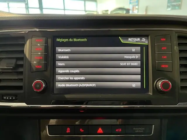 Écran tactile central du tableau de bord du SEAT Ateca 2017 affichant les réglages Bluetooth.