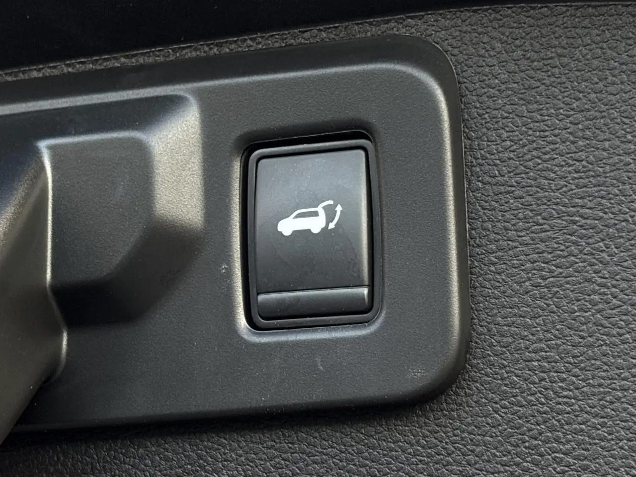 Bouton d'ouverture du hayon motorisé sur panneau intérieur noir du Renault Austral 2023 Noir Etoile