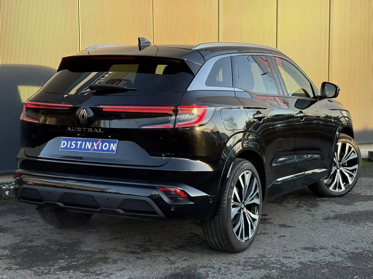 Vue 3/4 arrière droite du Renault Austral noir étoile avec feux arrière LED et jantes alliage 20 pouces.