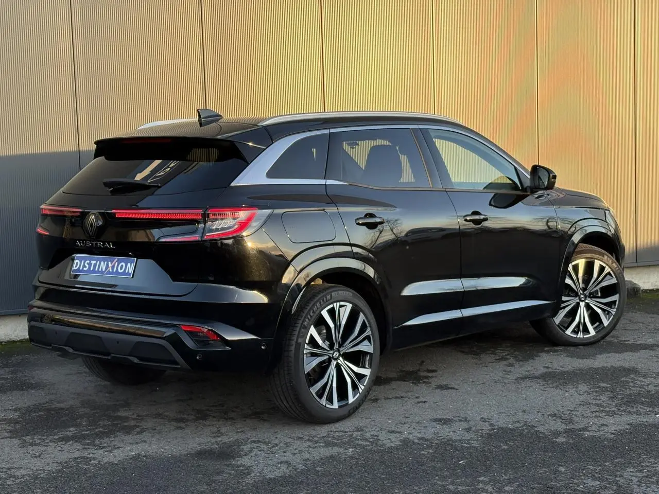 Vue 3/4 arrière droite du Renault Austral noir étoilé avec jantes alliage 20 pouces et toit panoramique.
