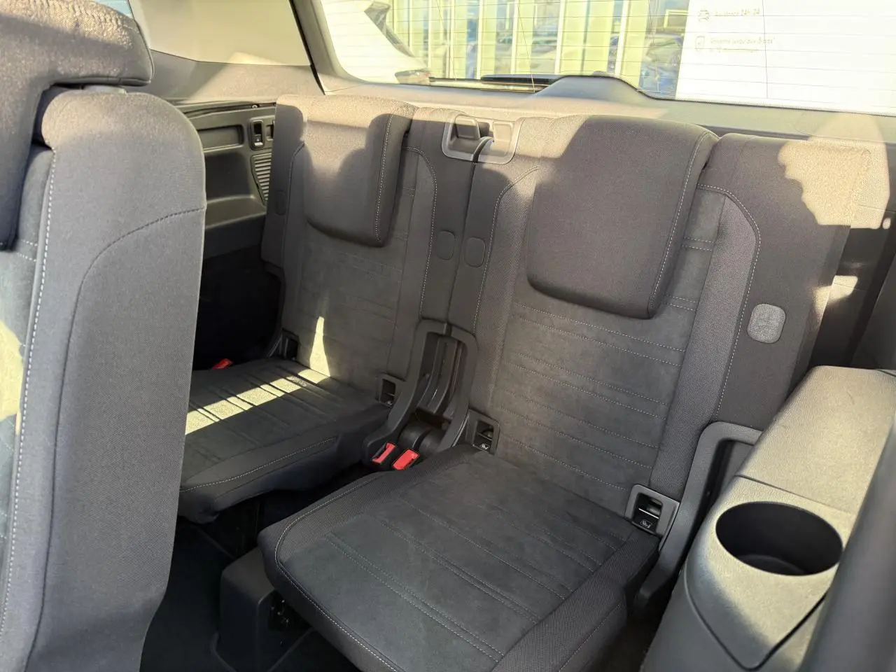 Vue intérieure sur la troisième rangée de sièges noirs en Microfleece du Volkswagen Touran 2025, côté droit.