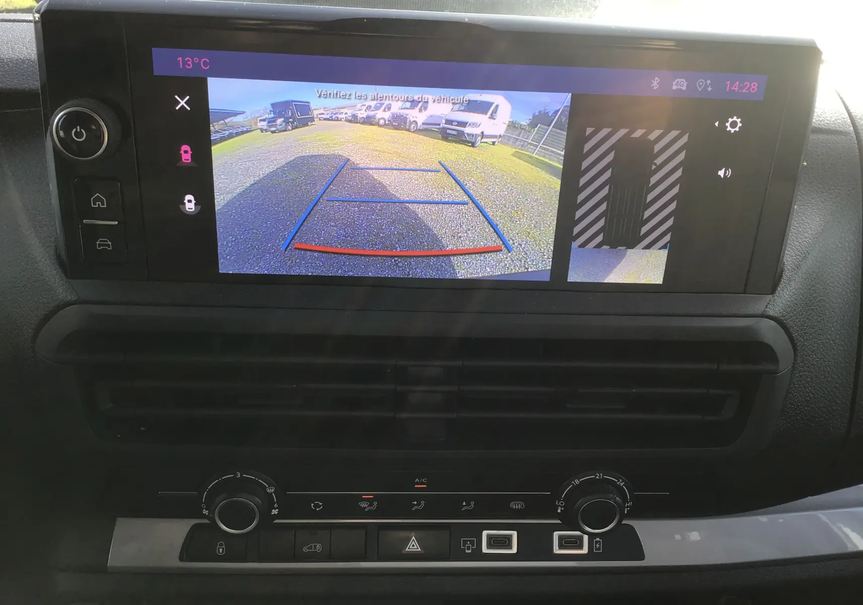 Écran de caméra de recul affichant une vue arrière avec lignes de guidage du FIAT Scudo Fourgon blanc 2024.