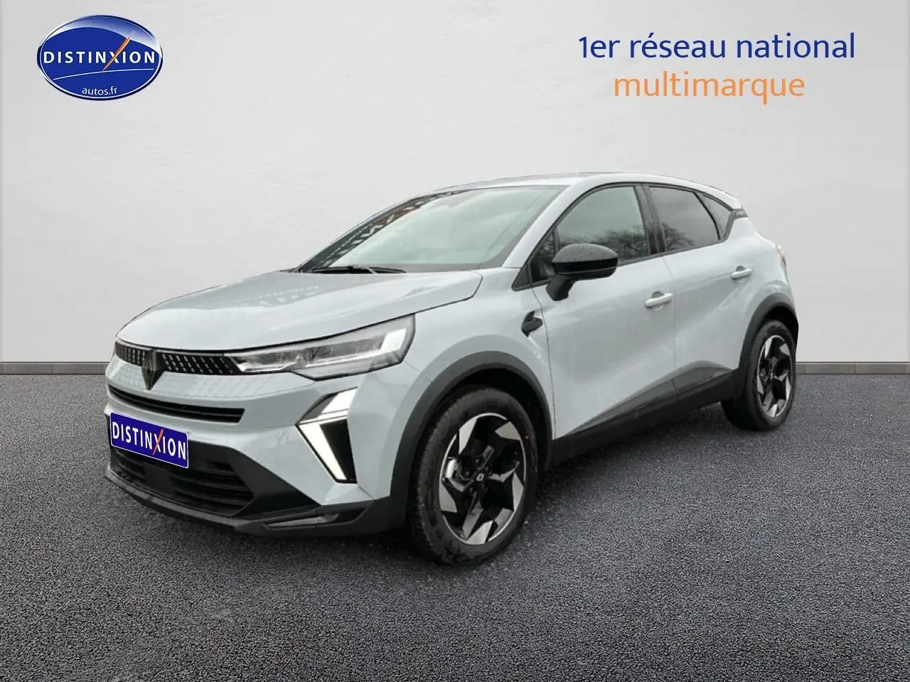 Renault Captur 2025 gris rafale en 3/4 avant droit avec jantes alu et feux LED distinctifs.