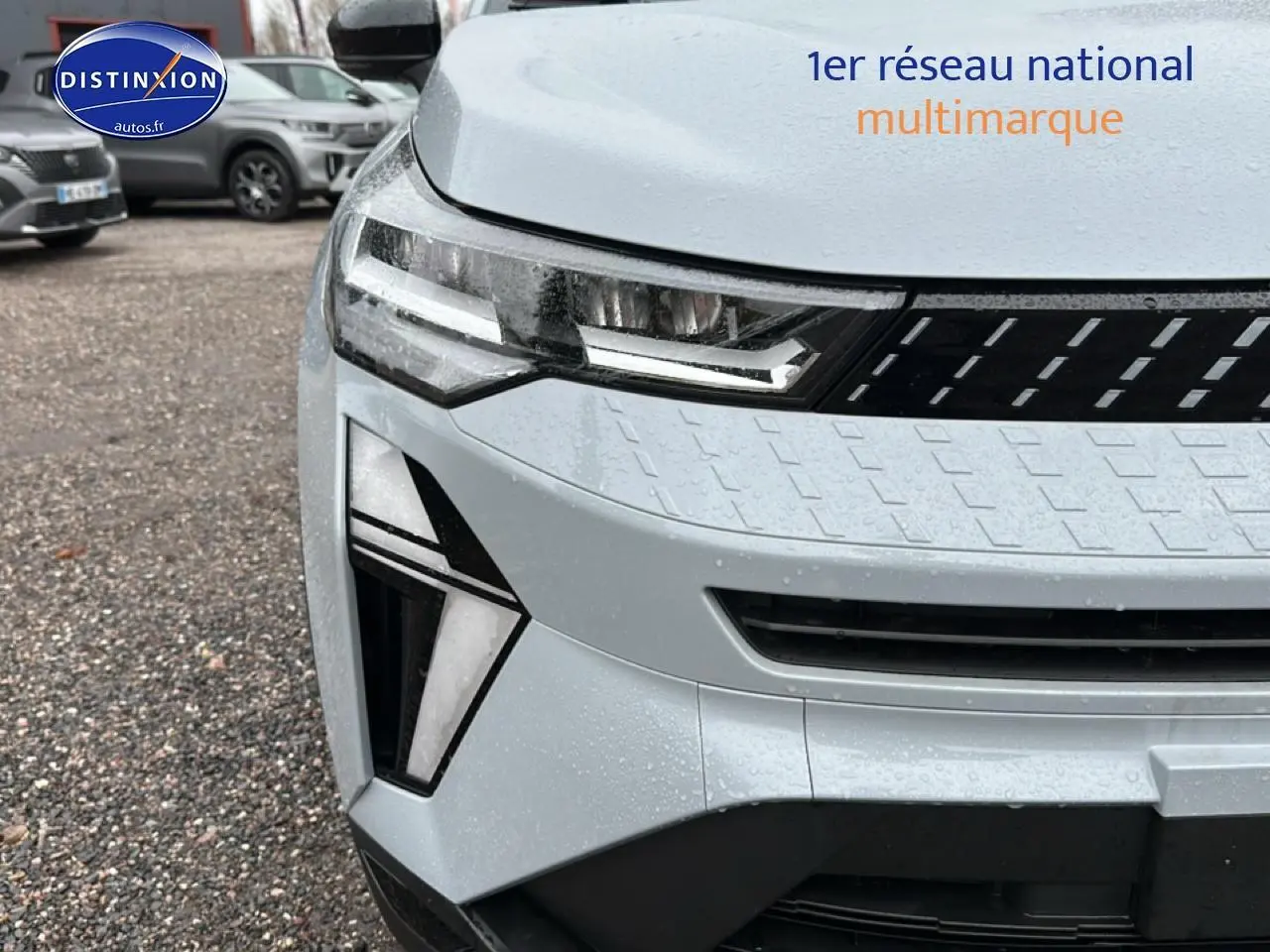 Gros plan sur l'avant gauche du Renault Captur gris rafale avec phares LED et calandre texturée.