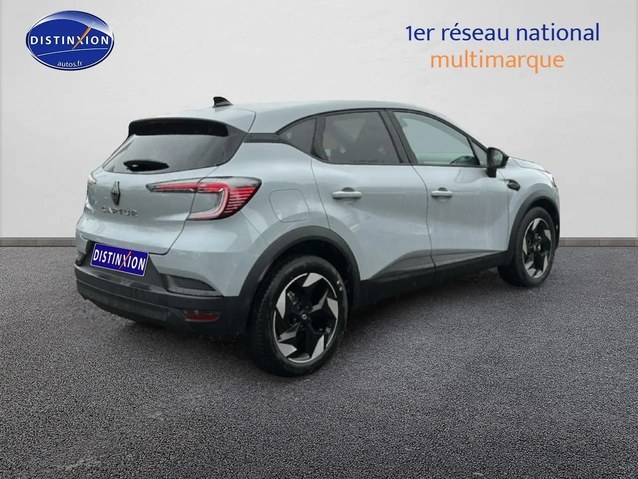 Vue 3/4 arrière droite d'un Renault Captur gris rafale avec jantes alliage noires et feux arrière LED.