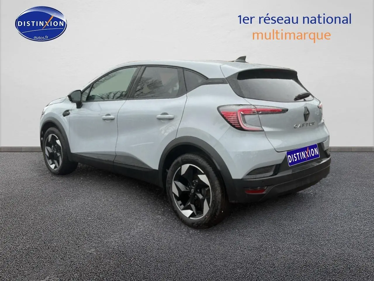 Renault Captur gris rafale vu en 3/4 arrière droit avec jantes alu noires et feux arrière LED.