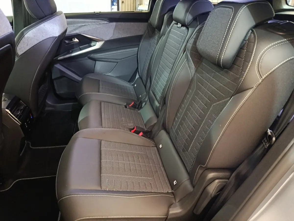 Vue latérale droite des sièges arrière en tissu et cuir noir du Peugeot 5008 1.6 PHEV 195 E-DCS7 GT 2026.