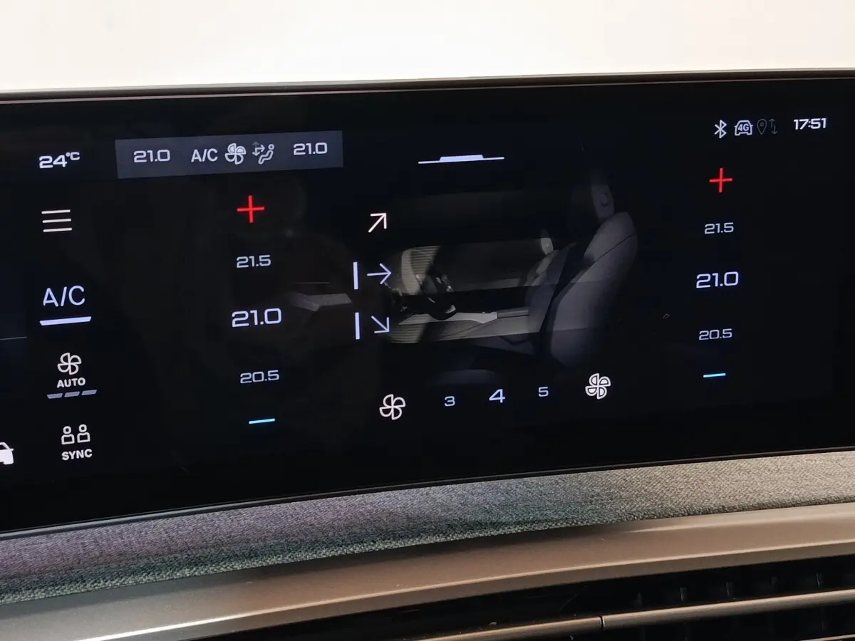 Écran tactile central affichant les réglages climatisation du Peugeot 5008 gris clair, vue intérieure frontale.