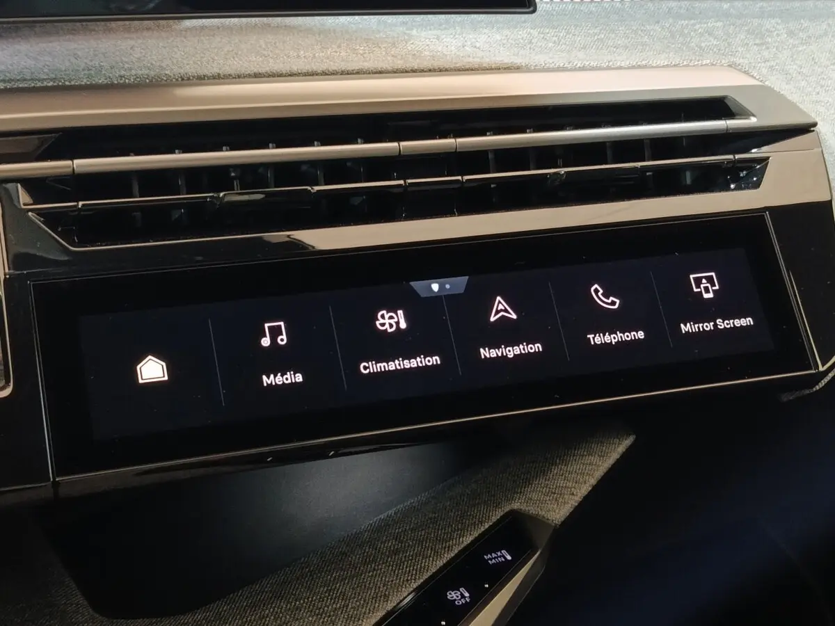 Écran tactile central du tableau de bord du Peugeot 5008 gris clair, affichant les menus média, climatisation et navigation.