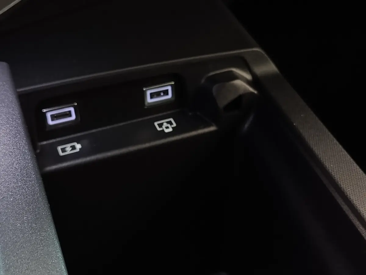 Gros plan sur les ports USB et prise 12V dans l'habitacle du Peugeot 5008 hybride rechargeable 2026.
