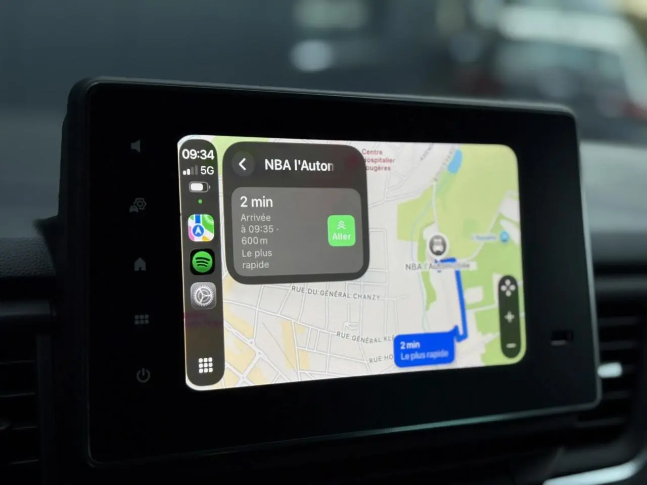 Écran tactile du système de navigation NissanConnect affichant un itinéraire dans un Nissan Primastar Combi 2025.