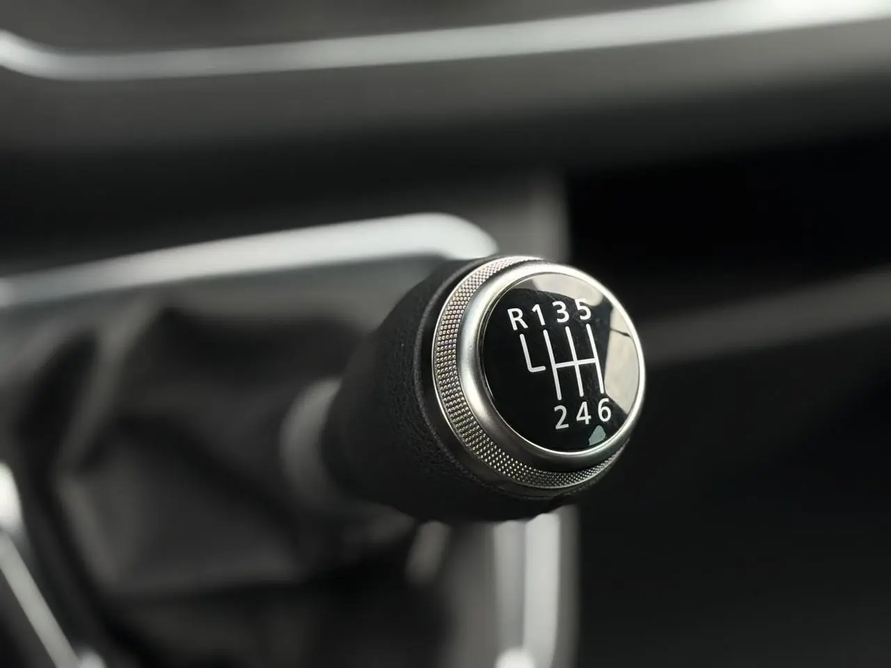 Gros plan sur le levier de vitesses manuel noir et chrome du Nissan Primastar Combi 2025, version Tekna.