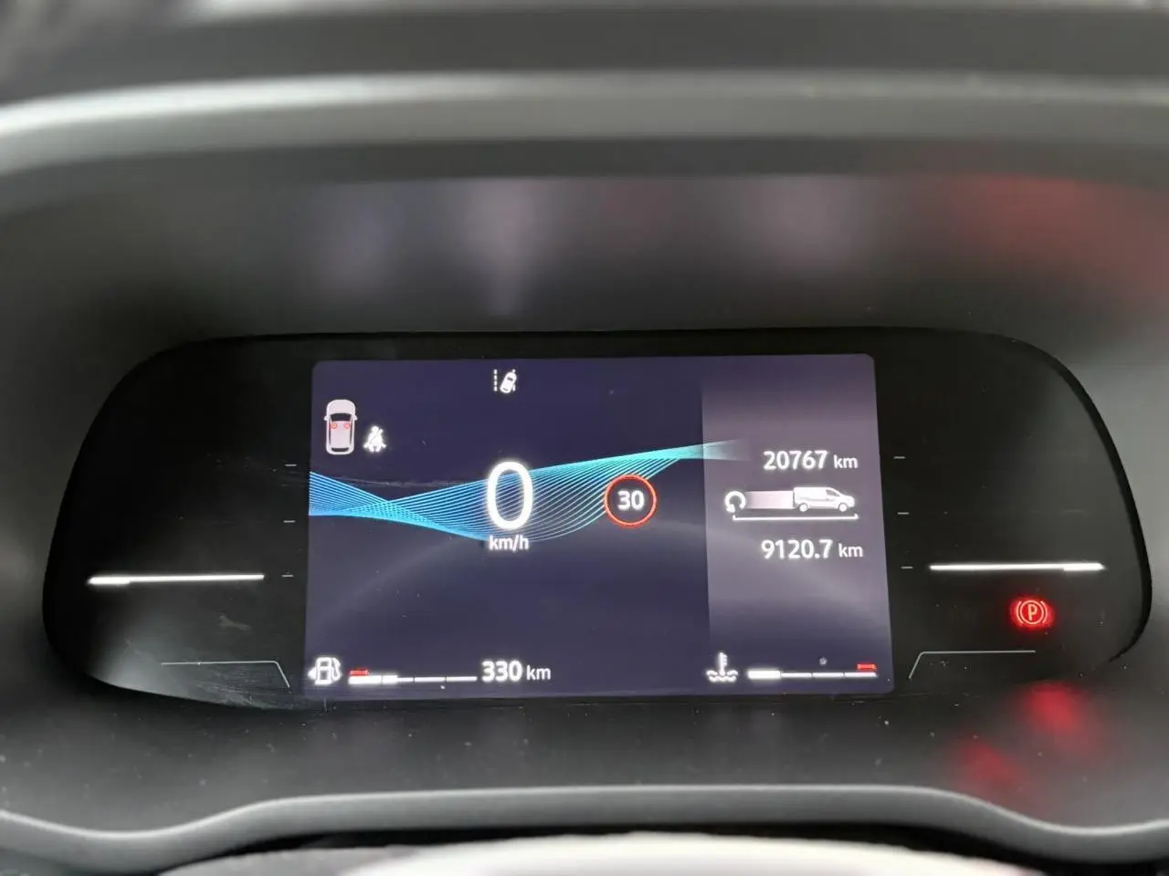 Tableau de bord numérique du Nissan Primastar Combi noir, affichant 0 km/h et 20 767 km au compteur.