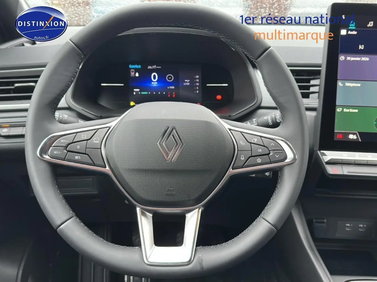 Vue rapprochée du volant multifonction noir du Renault Captur 2025 avec tableau de bord numérique et écran tactile.